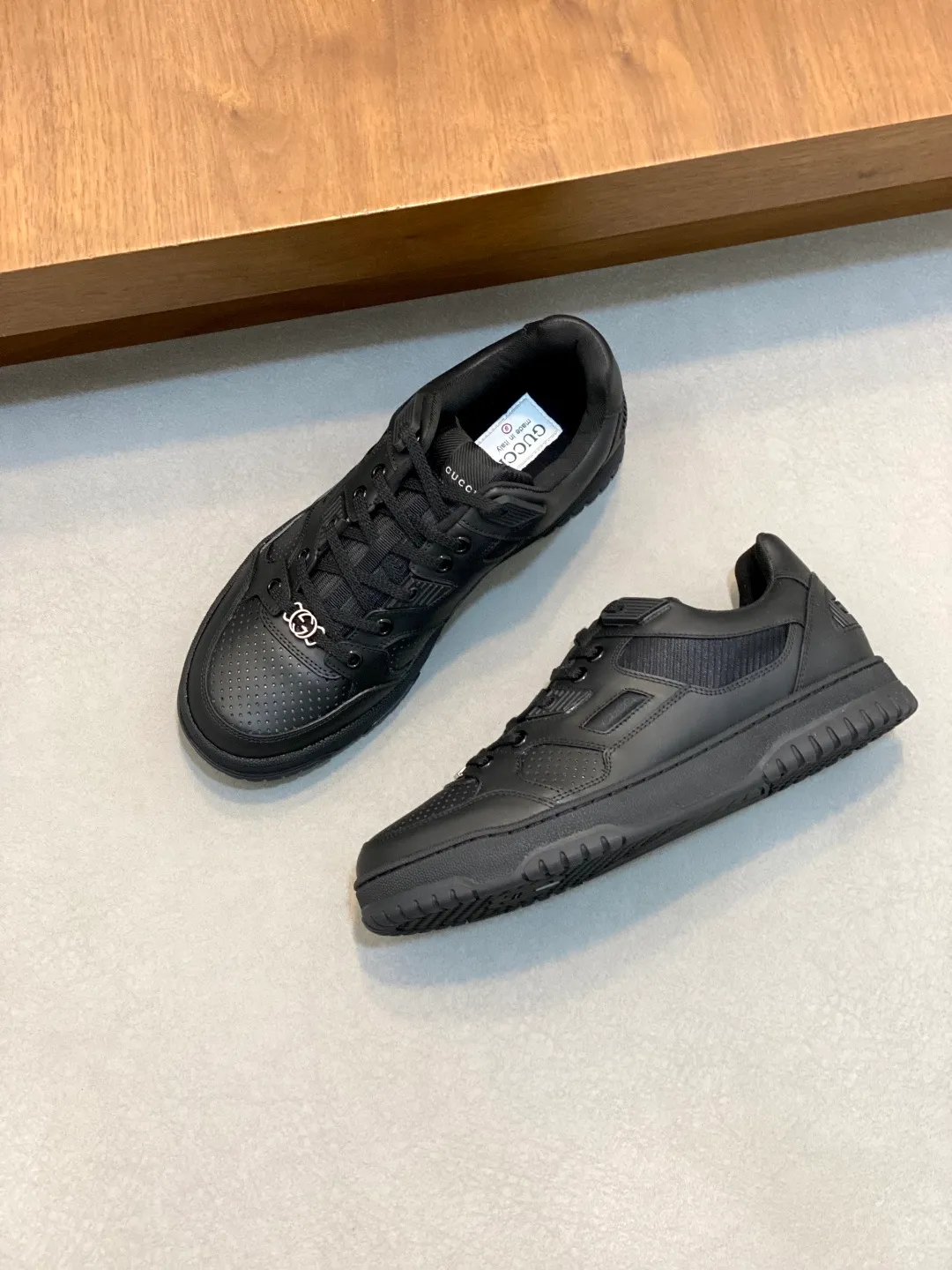 Men's Shoes 💰660 𝐆𝐮𝐜𝐜𝐢 𝐑𝐞-𝐖𝐞𝐛 As the first sneaker created by Sabato De Sarno for Gucci, the Re-Web series reinterprets the brand's classic stripes and sets off the modern silhouette design with bold and unique details. These shoes are crafted from white leather. This new sneaker is ingeniously decorated with many of the brand's classic details, and is equipped with a bright red and green webbing tongue, which will make people fall in love at first sight. White leather treated with a special process for softness and luster, with an embossed grainy texture. Script Gucci logo and interlocking G web label with Interlocking G and script Gucci logo. Rubber outsole with interlocking G detail eyelets. Web tongue. Size: 39-44 (customized for sizes 38 and 45)